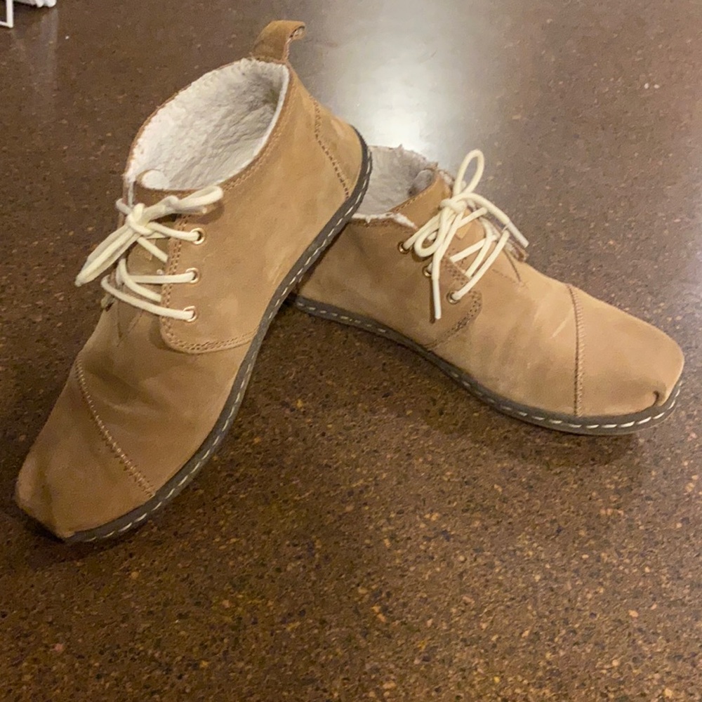 Toms tan suede and fur lace up shoes W 7.5